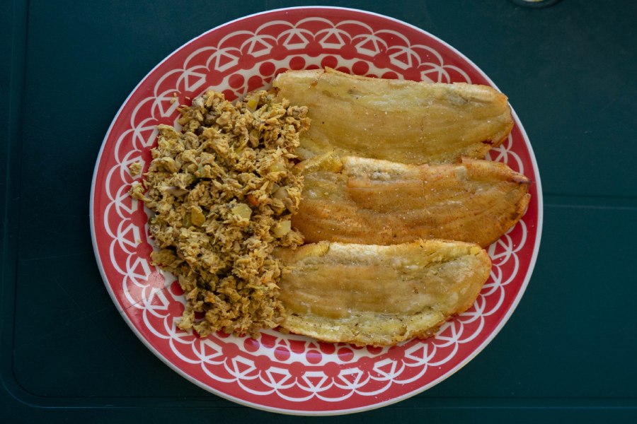 Patacones con salpicón de pescado.